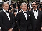 Herec Harrison Ford (druhý zleva) na festivalu v Cannes na premiée pátého dílu...