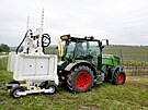 Traktor se specilnmi UV panely oetuje dky vinn rvy nad rybnkem Nesyt...