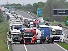 Nehoda na dálnici D2. Ve smru na Slovensko bouraly 12. kvtna 2023 ti kamiony.