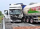 Nehoda na dálnici D2. Ve smru na Slovensko bouraly 12. kvtna 2023 ti kamiony.