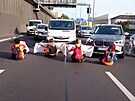 Motoristé v Berlín zbili klimatické aktivisty, kteí zablokovali dálnici