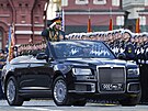 Ruský ministr obrany Sergej ojgu salutuje vojákm, kdy ho ve voze Aurus Senat...