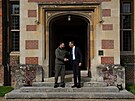 Britský premiér Rishi Sunak (vpravo) si potásá rukou s ukrajinským prezidentem...