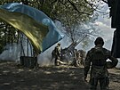 Ukrajintí vojáci stílejí z dla u Bachmutu, msta na východ zem, kde...