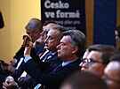 Ministr spravedlnosti Pavel Blaek si fotí kolegy na tiskové konferenci vlády k...