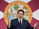 Floridský guvernér Ron DeSantis hovoí bhem tiskové konference v Miami. (9....