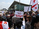 Lidé ped letitm v gruzínském Tbilisi protestují proti píletu letadla z...