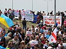 Lidé ped letitm v gruzínském Tbilisi protestují proti píletu letadla z...