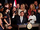 Floridský guvernér Ron DeSantis pi podpisu nového zákona ztujícího zmnu...