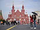 Lidé si fotí Rudé námstí v Moskv. (11. kvtna 2023)