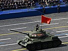 Ruský prezident Vladimir Putin a hosté sledují jízdu sovtského tanku T-34...