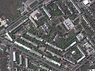 Satelitní snímek ukazuje kolu a byty v ukrajinském Bachmutu (8. kvtna 2022)