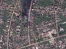 Satelitní snímek ukazuje hoící domy a pokozené budovy v Bachmutu na Ukrajin....