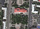 Satelitní snímek ukazuje divadlo a obchody v ukrajinském Bachmutu. (8. kvtna...