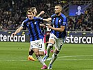 Edin Deko z Interu (vpravo) oslavuje gól proti AC Milán.