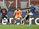 Edin Deko z Interu (vpravo) stílí gól do sít AC Milán.