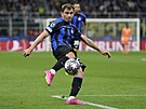 Nicolo Barella z Interu stílí v utkání proti AC Milán.
