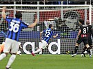 Henrich Mchitarjan z Interu (22) stílí gól proti AC Milán.