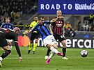 Henrich Mchitarjan z Interu stílí gól proti AC Milán.
