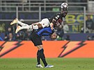 Edin Deko z Interu nabral na záda Fikaya Tomoriho z AC Milán pi souboji o...