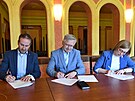 Memorandum o spoluprci podepisuj (zleva) Ondej Smek (N Dn) Ji Andl...