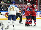 Nortí hokejisté oslavují vstelenou branku v zápase s Kazachstánem.