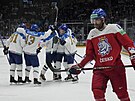 Radost kazachstánských hokejist za zklamaným eským útoníkem Martinem Kautem...