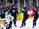 Fintí hokejisté se radují z gólu kapitána Marka Anttily (12).