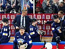 Finská stídaka v ele s hlavním trenérem Jukkou Jalonenem oslavuje vítzství.