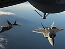 Americk letouny F-22 Raptor ped doplovnm paliva za letu
