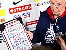 Trenér eské hokejové reprezentace Kari Jalonen dorazil na rozhovor s novinái...
