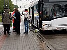 Cyklista skonil zaklnn pod koly trolejbusu