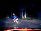 Zbsilý motorká ujídl policii do les