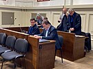 Hlavní obvinný Roman Berbr (vpedu) dorazil k Okresnímu soudu Plze - msto,...
