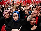 Fanynky tureckého prezidenta Recepa Tayyipa Erdogana na mítinku v Istanbulu...