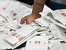 Turečtí volební komisaři sčítají hlasy odevzdané v prezidentských a...