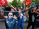 Fanoušci tureckého prezidenta Recepa Tayyipa Erdogana vyšli do ulic. Snímek...