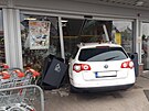 V estajovicch nedaleko Prahy vjelo osobn vozidlo do vchodu supermarketu....