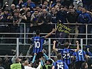 Radost fotbalist Interu Milán s fanouky po postupu do finále Ligy mistr pes...