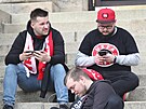 POCHOD. Fanouci fotbalov Slavie s mobily v rukou bhem cesty od Rudolfina na...