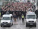 POCHOD. Fanouci fotbalov Slavie bhem cesty od Rudolfina na Letnou.