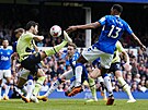 Ilkay Gundogan z Manchesteru City stílí gól do sít Evertonu.