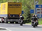 Prezident Petr Pavel (vpravo) projídí na motorce hranice eska s Nmeckem v A...