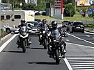 Prezident Petr Pavel (vlevo) projídí na motorce hranice eska s Nmeckem v Ai...