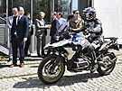 eský prezident Petr Pavel pijel na motorce do bavorského msta Selb k...