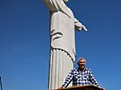 Slovenský podnikatel Pavol Turo se svou sochou Jeíe. Je vysoká  nkolik...