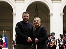 Volodymyr Zelenskyj s italskou premiérkou Giorgiou Meloniovou v ím (13....