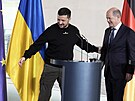 Ukrajinský prezident Zelenskyj a nmecký kanclé Scholz poadují ve spoleném...
