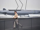 Písluník armády prochází kolem stely MBDA Storm Shadow. (17. ervence 2018)