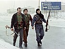 Arméntí ozbrojenci procházejí kolem tabule s nápisem Jerevan. Hlídkují u...